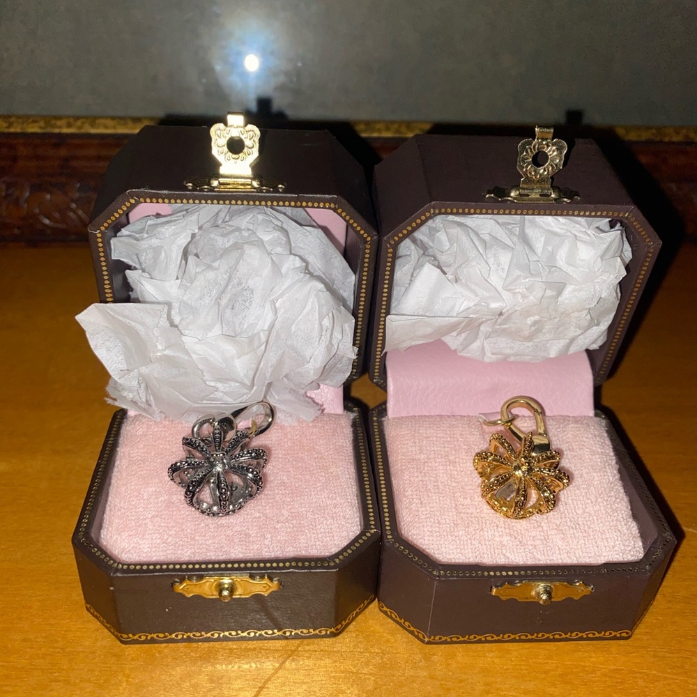 JUICY COUTURE Vintage Y2K TWIN CROWN CHARMS NWT All You Need Is Juicy !